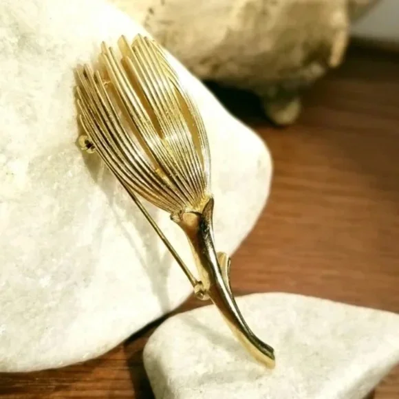 Trifari 1960s Tulip Flower Brooch - Picture 5 of 8